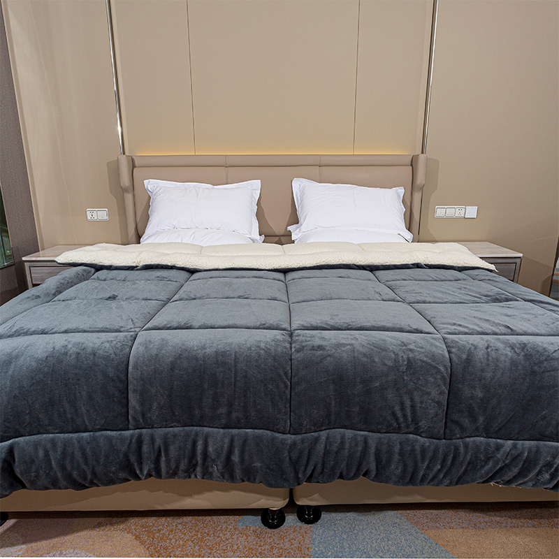Comforter inchúlaithe 3 phíosa Socraigh flannel bog ultra, poileistir ag líonadh aimsir fhuar an geimhreadh uainí te